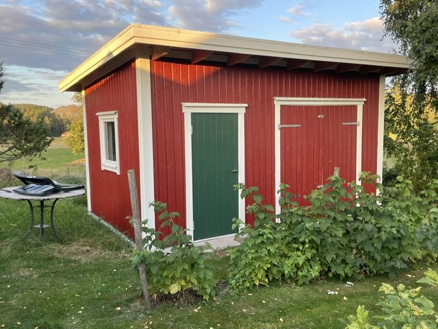 Redskapsboden snett framifrån med fönster på gaveln